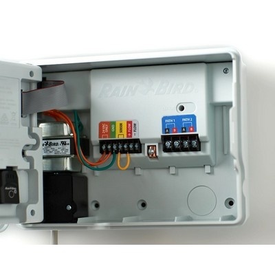 Controlador de sistema de rega com caixa cinza e fios coloridos