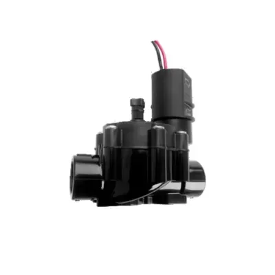 Válvula solenoide preta com cabo elétrico em fundo branco