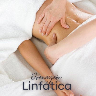 Pessoa a receber massagem de drenagem linfática no abdómen com fundo branco e texto