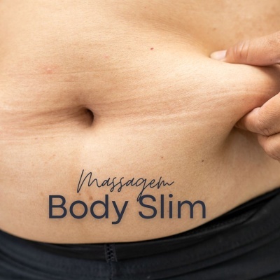 Mão a apertar pele abdominal com texto 'Massagem Body Slim'
