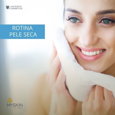 Mulher sorridente com olhos verdes segurando toalha branca no rosto, texto ROTINA PELE SECA, logos JANSSEN COSMETICS e MYSKIN CLINIC.