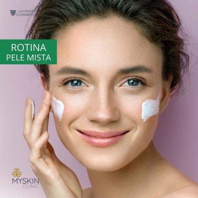 Mulher com creme branco no rosto, fundo rosa claro, texto 'ROTINA PELE MISTA'