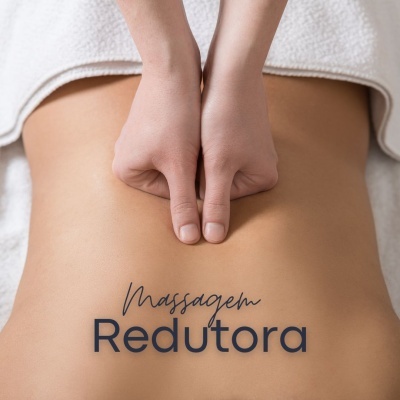 Pessoa de costas a receber massagem com texto Massagem Redutora na pele.