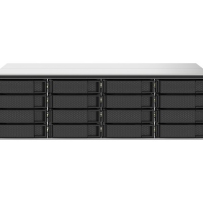 Equipamento eletrónico preto com 16 baías para discos rígidos