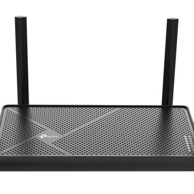 Roteador Wi-Fi preto com quatro antenas verticais e superfície perfurada