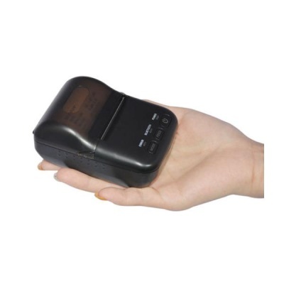 Impressora portátil térmica preta numa mão sobre fundo branco