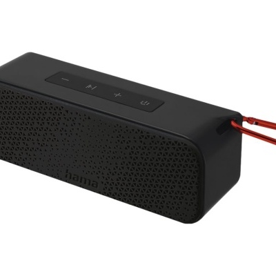 Coluna portátil preta com botões e mosquetão vermelho