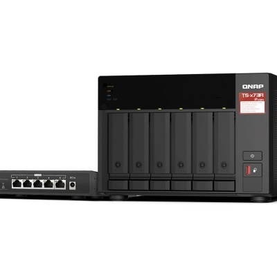 Dispositivo de armazenamento QNAP TS-673A preto com seis compartimentos para discos e LEDs indicadores