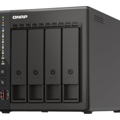 Dispositivo NAS QNAP preto com quatro compartimentos para discos rígidos
