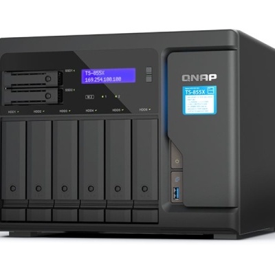 Equipamento de armazenamento QNAP TS-855X preto com ranhuras para discos e ecrã LCD azul