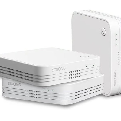 Três dispositivos eletrónicos brancos da marca STRONG com ventoinhas laterais