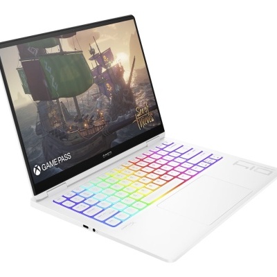 Computador portátil branco com teclado colorido e jogo no ecrã