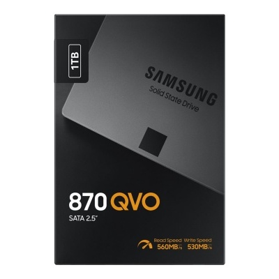 Embalagem preta do disco SSD Samsung 870 QVO 1TB com texto e velocidades indicadas