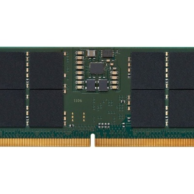 Módulo de memória RAM SO-DIMM verde com chips pretos e contactos dourados