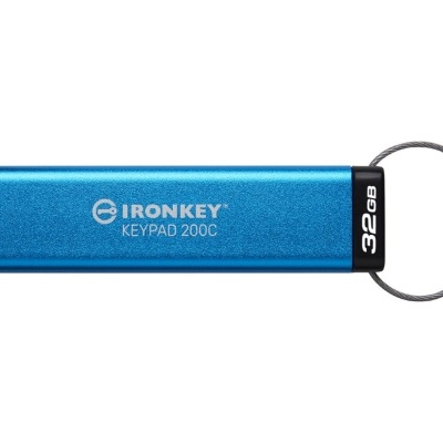 Pen drive azul metálico com anel de metal e texto 'IRONKEY KEYPAD 200C 32 GB'