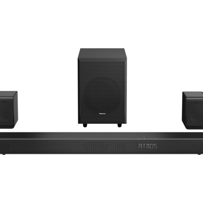 Sistema de som composto por uma soundbar preta, duas colunas satélite e um subwoofer.