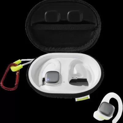 Estojo preto com cargador branco e auscultadores brancos com mosquetão vermelho.