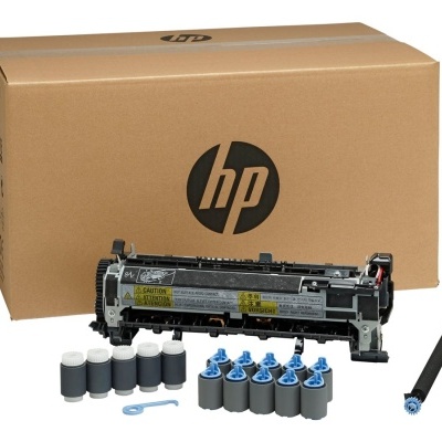 Conjunto de manutenção para impressora HP com unidade de fusão e rolos, ao lado de caixa de cartão castanha com logo HP