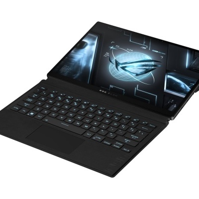 Computador portátil preto com ecrã duplo exibindo imagens médicas em azul