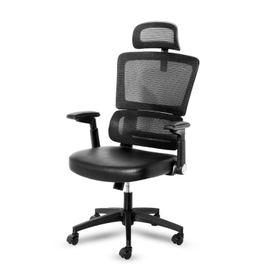 Cadeira de escritório preta com encosto em malha e base com rodas
