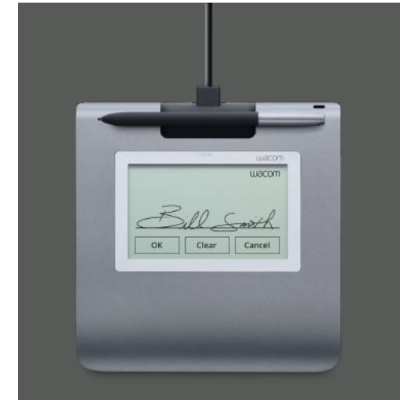 Tablet gráfico cinzento Wacom com caneta preta e assinatura digitalizada no ecrã.