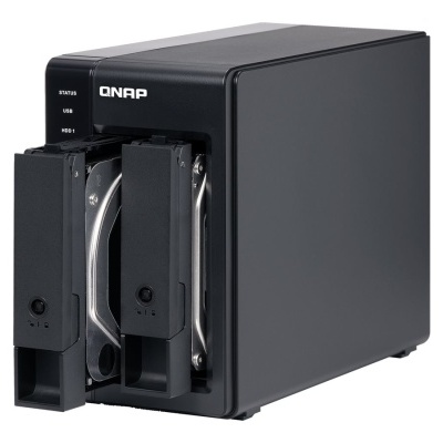 Dispositivo de armazenamento QNAP preto com duas baias de disco rígido abertas