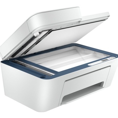 Impressora multifunções branca com tampa aberta sobre fundo branco