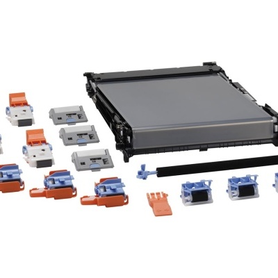 Conjunto de peças variadas para impressora, com rolo preto grande e múltiplos cartuchos e componentes coloridos.