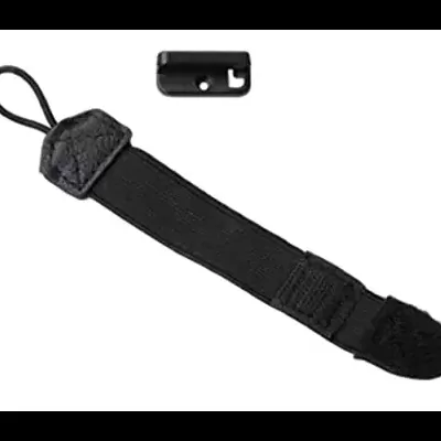 Correia preta para câmara com peça plástica preta separada sobre fundo branco