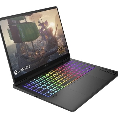 Computador portátil preto com teclado colorido e imagem de jogo no ecrã