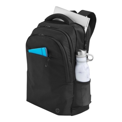 Mochila preta com caderno azul e garrafa branca em bolsos laterais