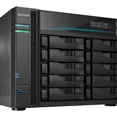 Dispositivo NAS preto da marca asustor com várias baias e ecrã digital