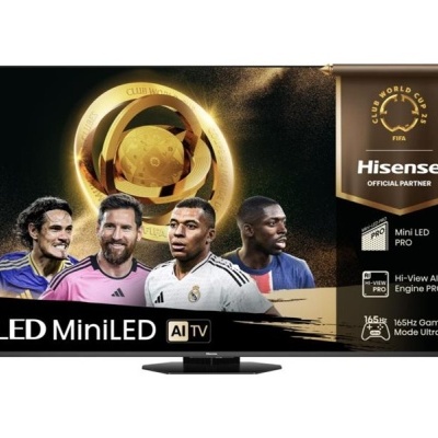 Televisão Hisense com imagem de jogadores de futebol e texto promocional
