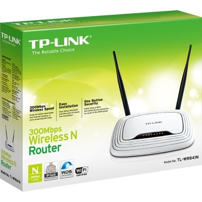 Roteador Wireless N TP-LINK branco com duas antenas na embalagem verde e branca