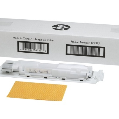 Peça de plástico branca com fita adesiva amarela e caixa branca com texto e código de barras