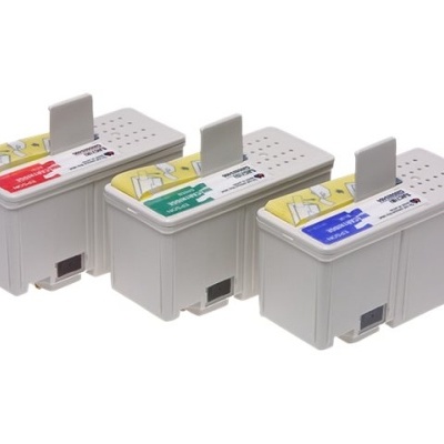 Três tinteiros para impressora com etiquetas coloridas