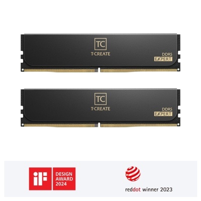 Dois módulos de memória RAM DDR5 pretos com texto dourado e prémios de design