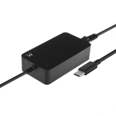 Carregador preto com cabo USB-C e luz indicadora azul