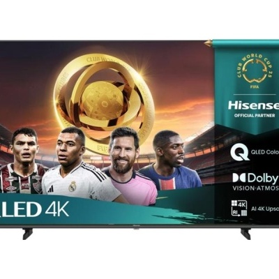 Televisor Hisense QLED 4K com imagem de jogadores de futebol e logótipos de tecnologia