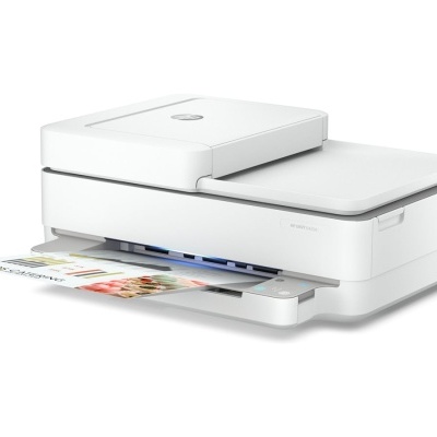 Impressora multifunções branca HP a imprimir uma folha colorida