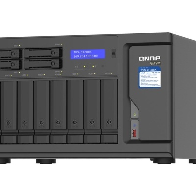 Servidor QNAP preto com oito compartimentos para discos rígidos e ecrã azul