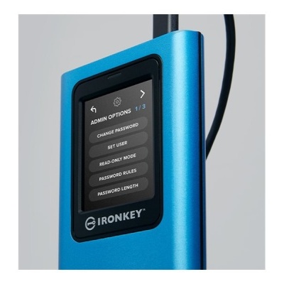 Pen drive IronKey azul com ecrã digital e opções de administração