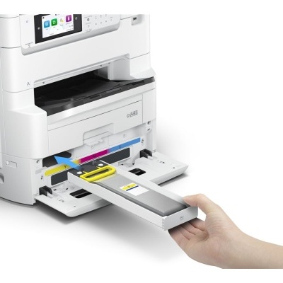 Impressora branca com cartucho colorido sendo removido