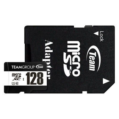 Cartão microSD 128 GB e adaptador preto com texto branco