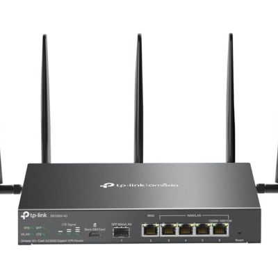 Roteador TP-Link preto com quatro antenas e conectores Ethernet