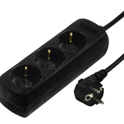 Filtro de linha preto com três tomadas e cabo com ficha de três pinos