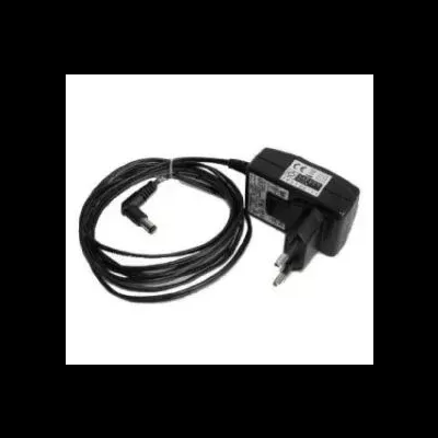 Carregador elétrico preto com cabo e plugue em fundo branco