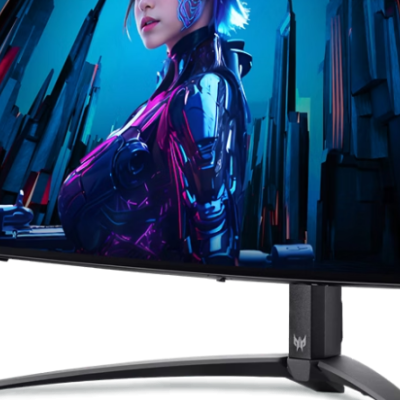Monitor curvo com imagem de personagem futurista e base preta