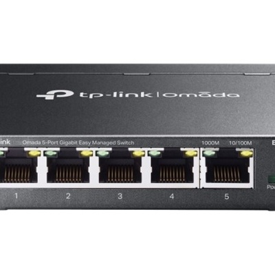 Comutador de rede TP-Link preto com 5 portas RJ45 e texto branco