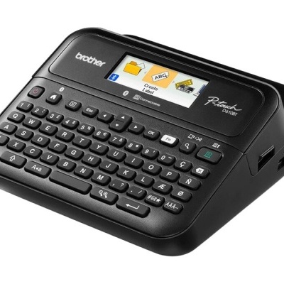 Impressora de etiquetas Brother preta com teclado e ecrã colorido